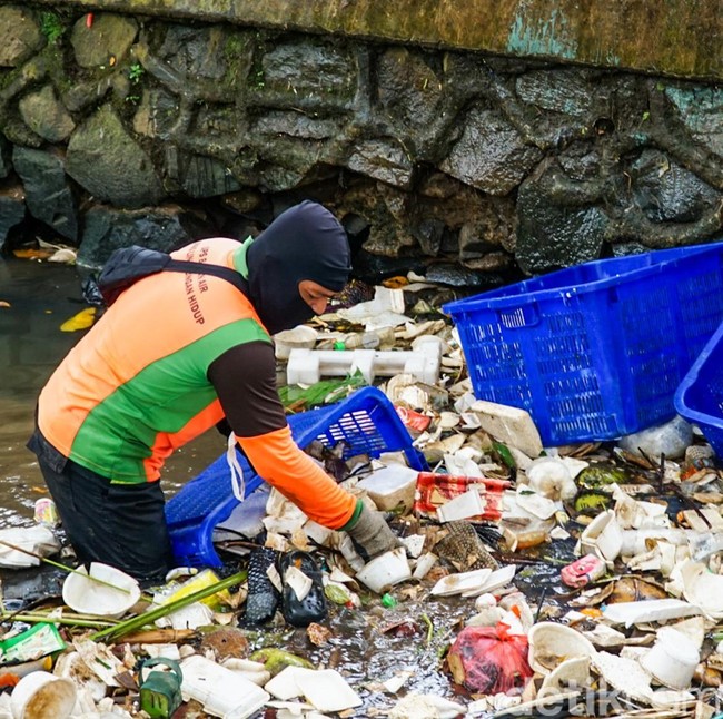 Petugas UPS Badan Air Bersihkan Saluran Tanah Baru Jagakarsa