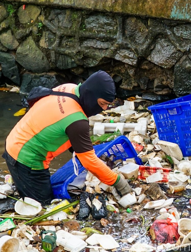 Petugas UPS Badan Air Bersihkan Saluran Tanah Baru Jagakarsa