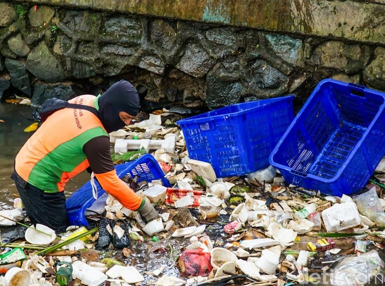 Petugas UPS Badan Air Bersihkan Saluran Tanah Baru Jagakarsa