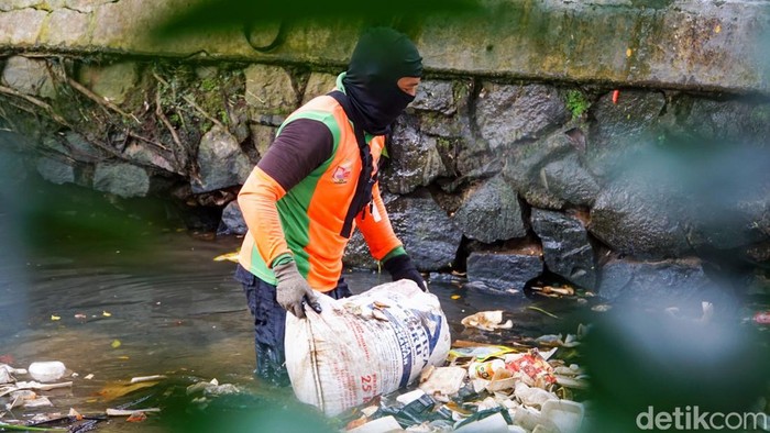 Petugas UPS Badan Air membersihkan saluran Tanah Baru, Jagakarsa. Sampah didominasi styrofoam lalu diangkut ke TB Simatupang untuk dipilah.

1. Petugas Unit Penanganan Sampah (UPS) Badan Air Dinas Lingkungan Hidup (DLH) tampak berjibaku membersihkan saluran Tanah Baru, Srengseng Sawah, Jagakarsa, Jakarta Selatan, Kamis (8/1/2026).