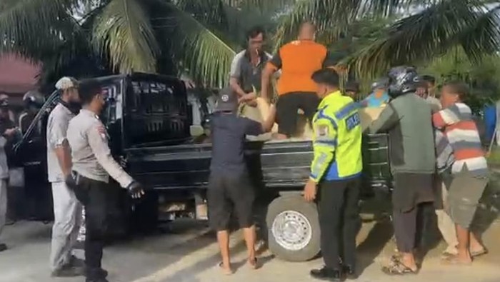 Polisi dan warga mengevakuasi korban kecelakaan di Jalan Poros Kendari-Konawe tepatnya di Desa Besu, Kecamatan Morosi, Konawe.