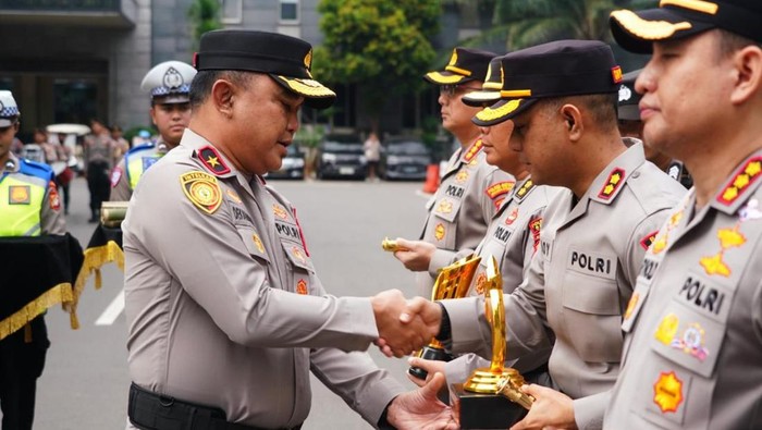Pos Ikonik Operasi Lilin Polres Tangsel Raih Penghargaan dari Polda Metro