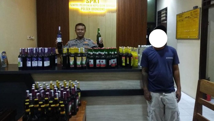 Ratusan Botol Miras Ilegal Disita Polsek Brondong Lamongan