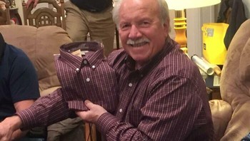 Hadiah baju baru yang bikin senyum. Foto: Boredpanda