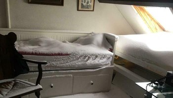 Bangun tidur dan mendapati kamar tertutup salju, gegara lupa menutup jendela. Foto: Boredpanda