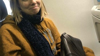 Ekspresi pasrah penumpang pesawat saat menyadari kursinya tanpa jendela. Foto: Boredpanda