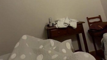 TV terlalu kecil, jarak terlalu jauh—hiburan pun jadi kurang maksimal. Foto: Boredpanda