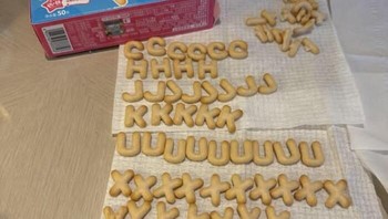 Camilan alfabet ini sudah disusun rapi, sayangnya huruf yang keluar malah nggak lengkap. Foto: Boredpanda