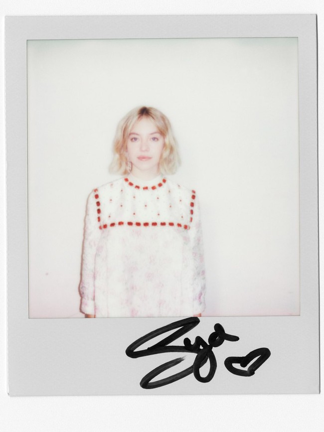 Konsep pemotretan ini mengingatkan publik pada sesi foto ikonis Kim Kardashian untuk W Magazine edisi November 2010. Bedanya, jika pemotretan Kardashian dengan body paint metalik kala itu menuai kontroversi, Sydney justru terlihat percaya diri dan menikmati sorotan yang datang. (Foto: Instagram/@wmag)