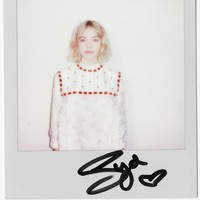 Konsep pemotretan ini mengingatkan publik pada sesi foto ikonis Kim Kardashian untuk W Magazine edisi November 2010. Bedanya, jika pemotretan Kardashian dengan body paint metalik kala itu menuai kontroversi, Sydney justru terlihat percaya diri dan menikmati sorotan yang datang. (Foto: Instagram/@wmag)