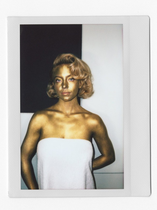 Tak vulgar, tapi hasilnya terasa artistik berkat pose yang strategis dan pencahayaan soft focus. Di Instagram, bintang film The Housemaid ini memuji sang fotografer, Tyrone Lebon, dan menyebutnya sebagai sosok yang “luar biasa”. (Foto: Instagram/@wmag)