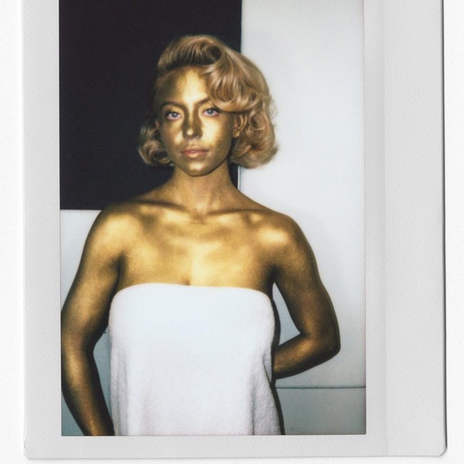 Gaya Berani Sydney Sweeney di Pemotretan Terbaru, Tubuh Emas Tanpa Busana