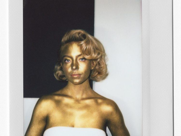 Gaya Berani Sydney Sweeney di Pemotretan Terbaru, Tubuh Emas Tanpa Busana