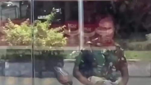 Tangkapan layar pria pamer kemaluan di Sikka, Rabu (7/1/2026).