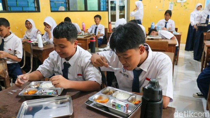 Program Makan Bergizi Gratis kembali berjalan pada 2026. Program ini dijalankan di SMP 20 Jakarta Timur, Kramat Jati, Kamis (8/1/2026).