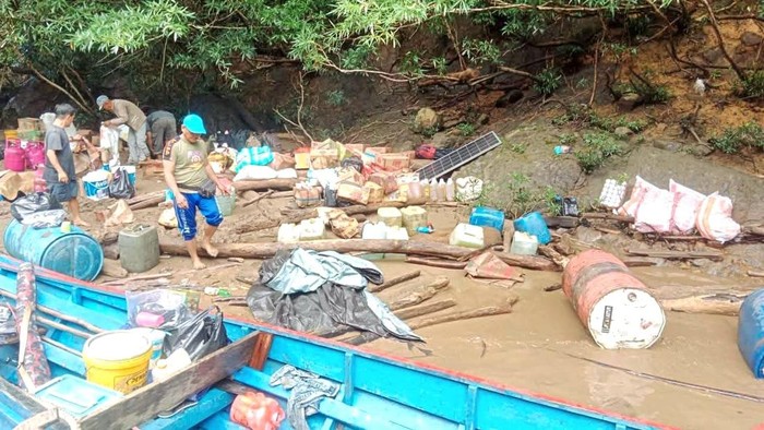 Puing-puing Long Boat karam di Pujungan, Malinau.