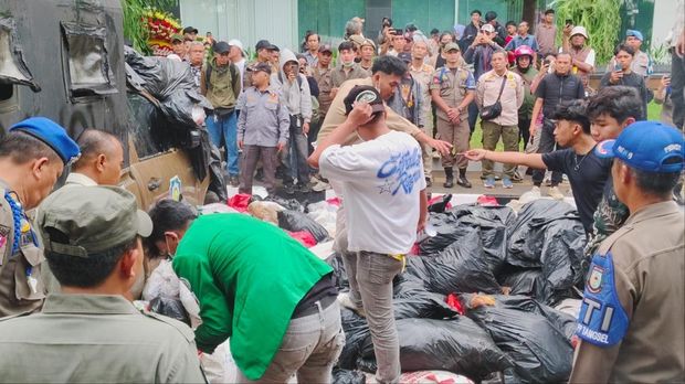 Puluhan mahasiswa demo di kantor Wali Kota Tangerang Selatan, menuntut pengelolaan sampah. (dok.istimewa)