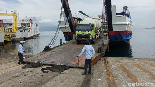 Dua pekerja jasa jerambah di Pelabuhan Gilimanuk, Kamis (8/1/2026).