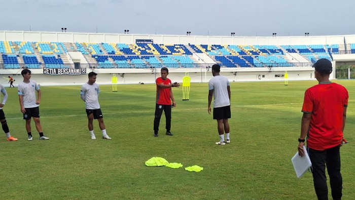 Risna Prahalabenta ikut latihan Persela Lamongan