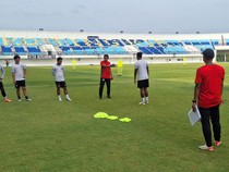 Risna Prahalabenta Ikut Latihan Persela, Manajemen Bidik Pemain Lain