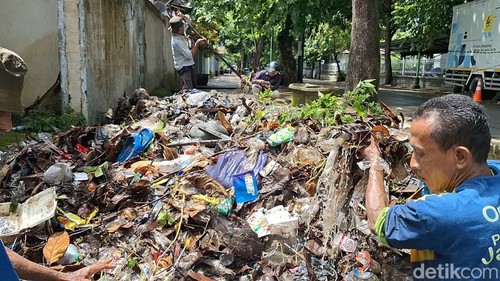 Petugas lapangan PUPR Kota Mataram  mengangkut puluhan ton sampah dalam selokan di Jalan Veteran, Pejanggik, Kota Mataram, Kamis (8/1/2026) siang.