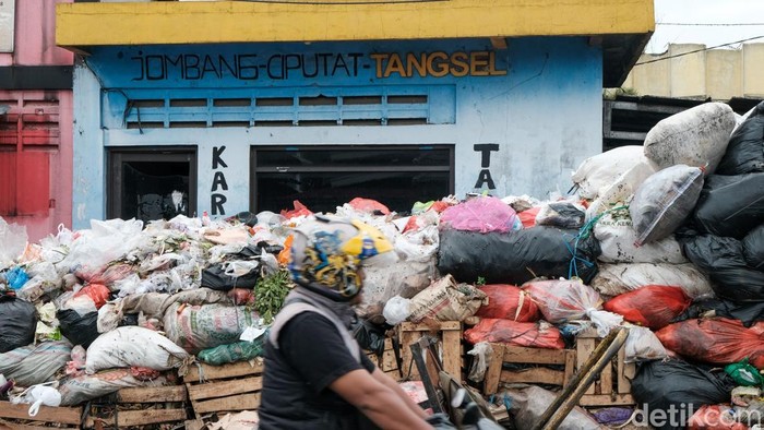 Persoalan sampah masih belum usai di Tangerang Selatan (Tangsel). Yang terkini, Pemkot Serang menyetop sementara sampah dari Tangsel.