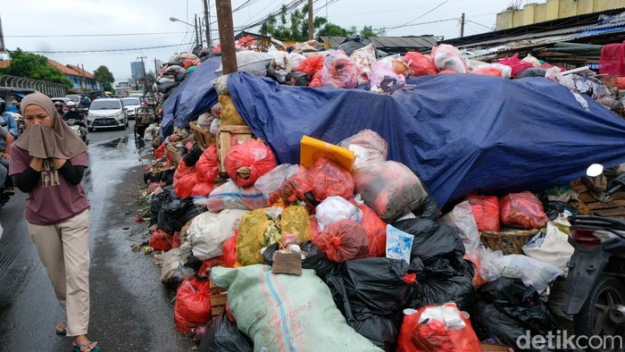 Persoalan sampah masih belum usai di Tangerang Selatan (Tangsel). Yang terkini, Pemkot Serang menyetop sementara sampah dari Tangsel.