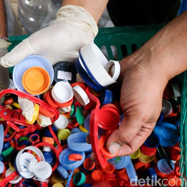Sampah Tutup Botol Diubah Jadi Produk Bernilai di Tangsel
