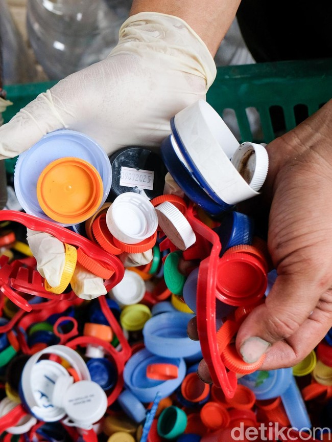 Sampah Tutup Botol Diubah Jadi Produk Bernilai di Tangsel