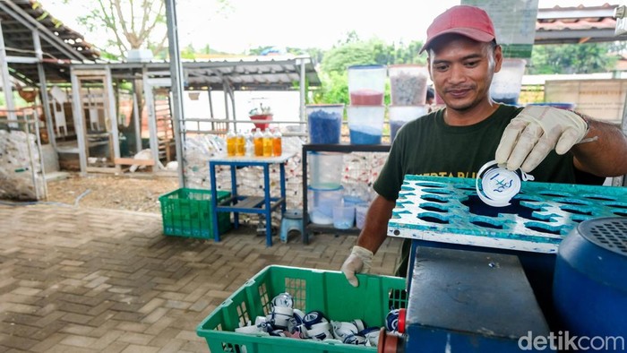 Pekerja menyortir sampah tutup botol di bank sampah Kertabumi, Pondok Aren, Tangsel, Kamis (8/1/2026).