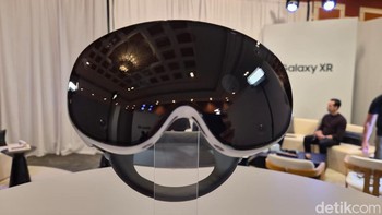 Tampilan depan headset Galaxy XR dengan visor gelap yang dirancang untuk menghadirkan pengalaman visual imersif sekaligus tetap nyaman digunakan dalam durasi panjang. Foto: Rachmatunisa/detikINET