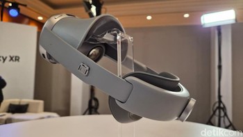 Sudut samping Galaxy XR menunjukkan desain ergonomis dan sistem penyangga kepala yang dibuat agar beban perangkat terasa seimbang saat digunakan. Foto: Rachmatunisa/detikINET