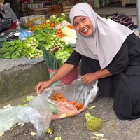 Bikin Melongo! Viral Aksi Emak-emak Pungut Sayur Sisa di Pasar untuk Dimasak