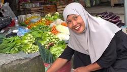 Bikin Melongo! Viral Aksi Emak-emak Pungut Sayur Sisa di Pasar untuk Dimasak