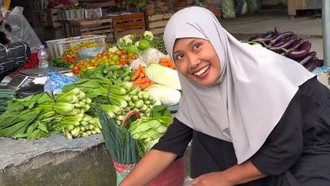Bikin Melongo! Viral Aksi Emak-emak Pungut Sayur Sisa di Pasar untuk Dimasak