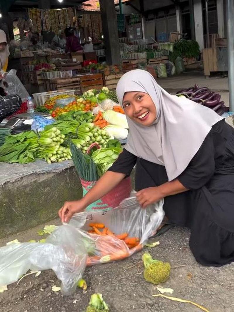Bikin Melongo! Viral Aksi Emak-emak Pungut Sayur Sisa di Pasar untuk Dimasak