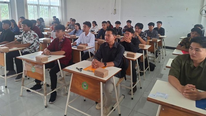 Sejumlah Mahasiswa Mahulu melakukan audiensi bersama Disdikbud Mahulu terkait pemotongan beasiswa. (Dokumentasi Disdikbud Mahulu)