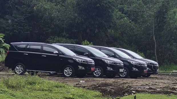 Sejumlah mobil pejabat Pemprov Bali terparkir di kawasan TPA Bangli, Rabu (7/1/2026). (Ni Komang Ayu Leona Wirawan/detikBali) Sejumlah mobil pejabat Pemprov Bali terparkir di kawasan TPA Bangli, Rabu (7/1/2026). (Ni Komang Ayu Leona Wirawan/detikBali)