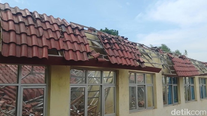 Atap 3 Ruang Kelas SD di Majalengka Ambruk Usai Siswa Ambil MBG
