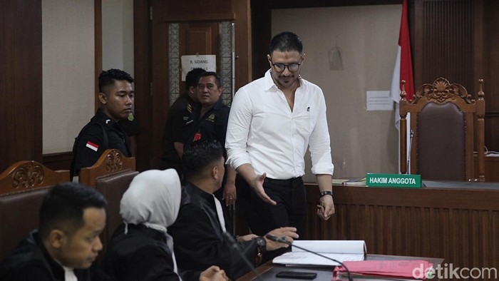 Sidang lanjutan perkara narkoba yang menjerat Muhammad Amar Akbar alias Ammar Zoni kembali digelar di Pengadilan Negeri Jakarta Pusat, Kamis (18/12/2025). Dalam persidangan kali ini, agenda utama adalah pemeriksaan terdakwa terkait dugaan peredaran narkotika jenis sabu di dalam Rumah Tahanan (Rutan) Salemba, Jakarta Pusat.