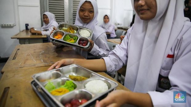 Suasana program Makan Bergizi Gratis (MBG) di SMKN 1 Jakarta, Kamis (8/1/2026). Suasana program Makan Bergizi Gratis (MBG) di SMKN 1 Jakarta, Kamis (8/1/2026). (CNBC Indonesia/Faisal Rahman)