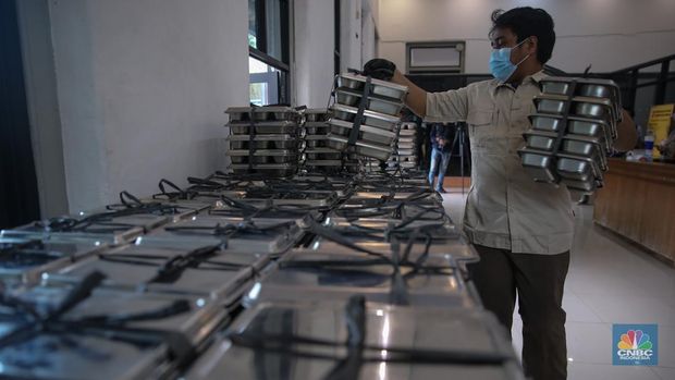 Suasana program Makan Bergizi Gratis (MBG) di SMKN 1 Jakarta, Kamis (8/1/2026). (CNBC Indonesia/Faisal Rahman)