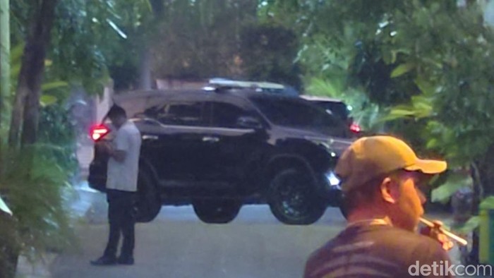 Suasana saat tamu dari rumah Presiden ke-7, Joko Widodo (Jokowi) keluar, Kamis (8/1/2026)