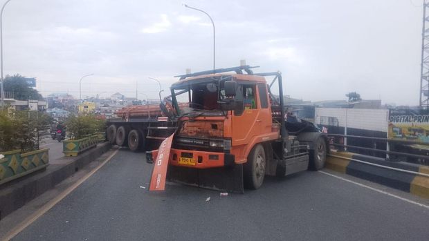 Tabrakan truk tronton di Flyover Ciputat, Tangsel menyebabkan arus lalin arah Parung macet, Kamis (8/1/2026).