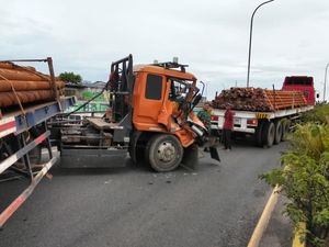 Truk Celaka di Flyover Ciputat Sempat Mundur, Pasutri Loncat dari Motor
