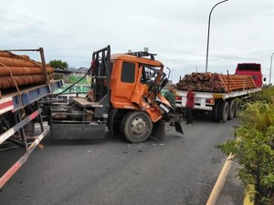 Tronton Celaka di Flyover Ciputat Sudah Dievakuasi, Lalin Normal Lagi