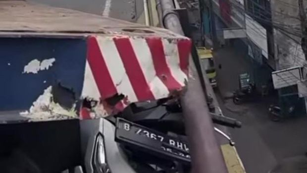 Tabrakan truk tronton di Flyover Ciputat, Tangsel menyebabkan arus lalin arah Parung macet, Kamis (8/1/2026).