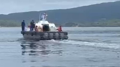 Tangkapan layar keluarga pelatih sepakbola wanita Valencia CF, Martin Carreras Fernando, menggelar tabur bunga di lokasi kapal pinisi Putri Sakinah tenggelam di Selat Pulau Padar, Taman Nasional Komodo, Labuan Bajo, Manggarai Barat, NTT, Kamis (8/1/2026). (Dok. Polairud Polda NTT)