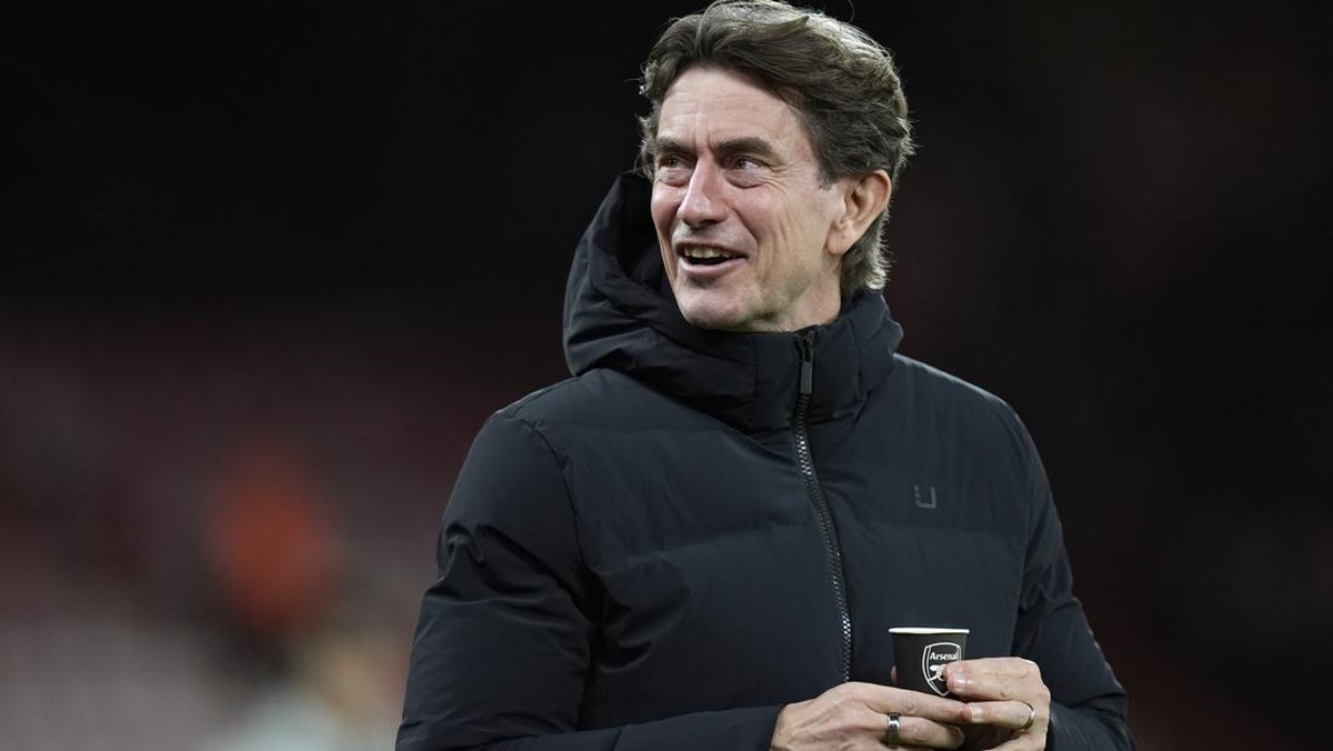 Thomas Frank ngopi sebelum laga, coba deh lihat logo di gelasnya. Foto: PA Images via Getty Images/Andrew Matthews - PA Images