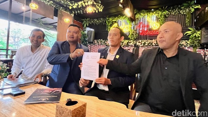 Tim kuasa hukum anak biologis Denada saat memberikan keterangan Pers.
